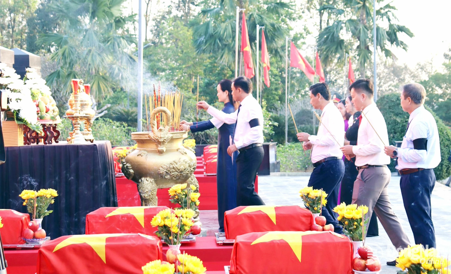 Các đoàn đại biểu dâng hương, tưởng niệm hài cốt liệt sĩ trước khi di về nơi an táng. Ảnh: Nguyệt Hà