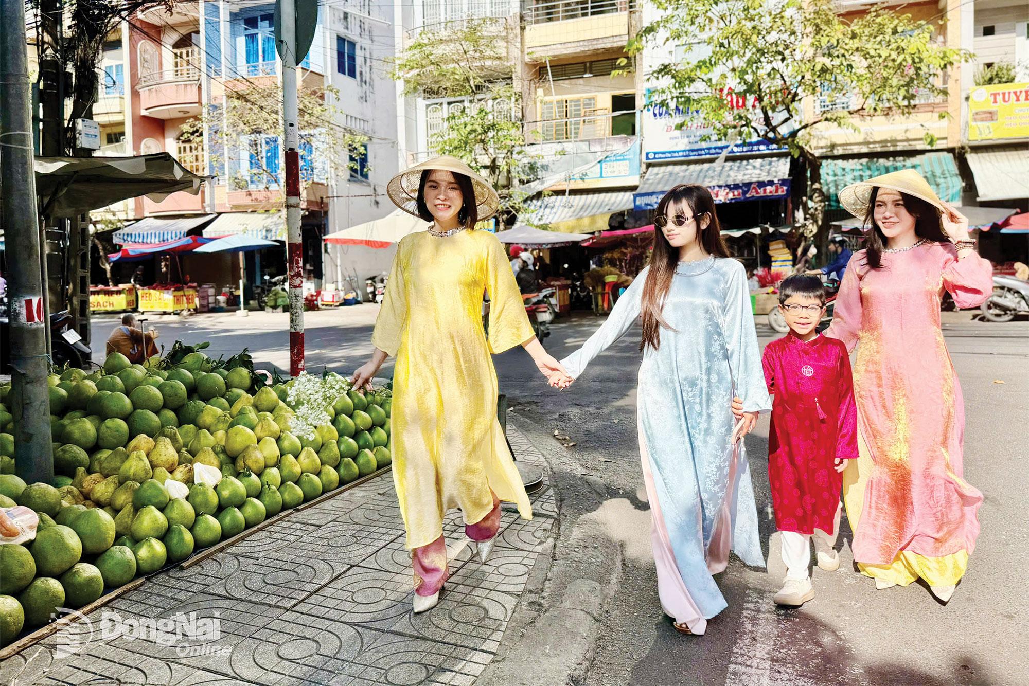 Một g&oacute;c chụp ảnh Tết tại chợ Bi&ecirc;n H&ograve;a