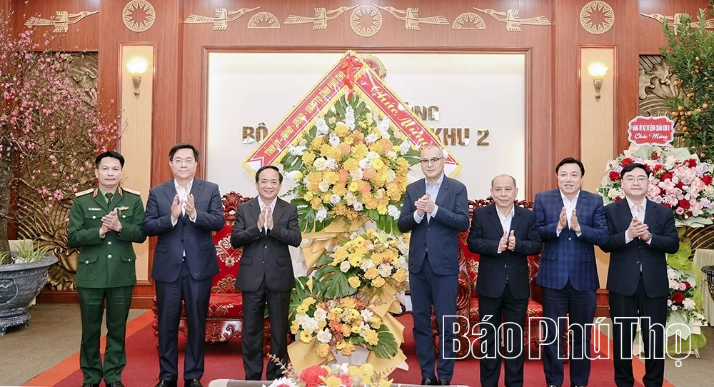 Trưởng Ban Tuyên giáo và Dân vận Trung ương Trịnh Văn Quyết và lãnh đạo tỉnh thăm, chúc Tết Bộ Tư lệnh Quân khu 2