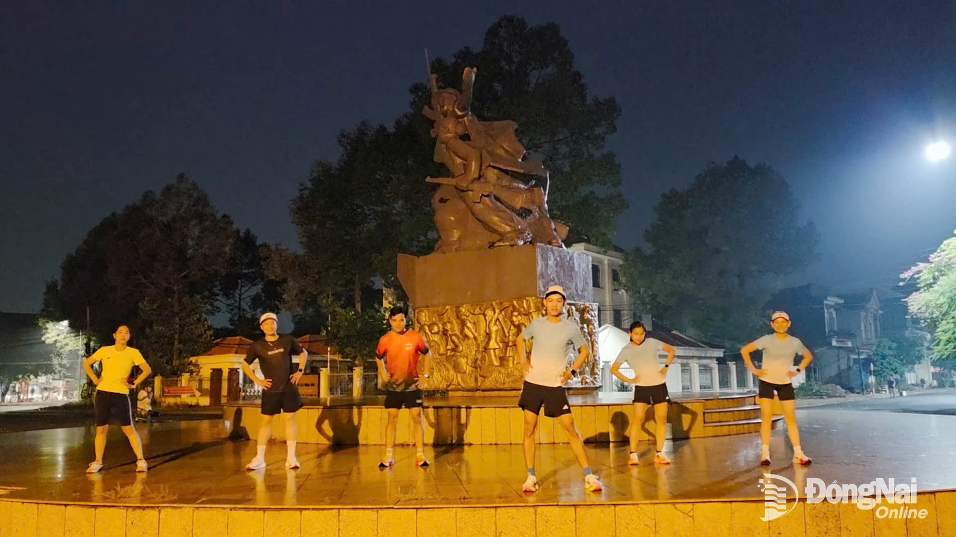 Các vận động viên, người yêu thích chạy bộ khởi động chuẩn bị cho một buổi chạy lúc 5h sáng. Họ sẵn sàng cho Giải việt dã leo núi toàn quốc “Chinh phục đỉnh cao Bà Rá” lần thứ 31 năm 2026. Ảnh: Trương Hiện