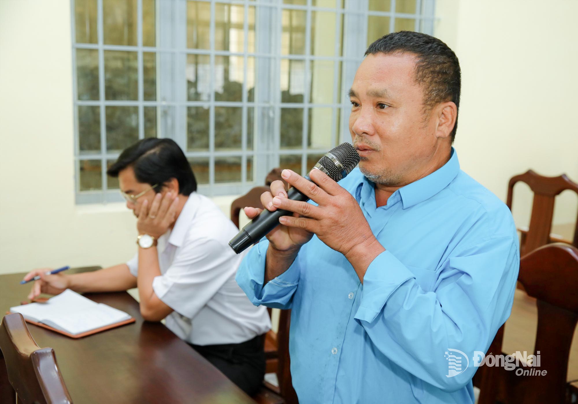 Cử tri xã Lộc Quang nêu ý kiến tại buổi tiếp xúc. Ảnh: Trương Hiện