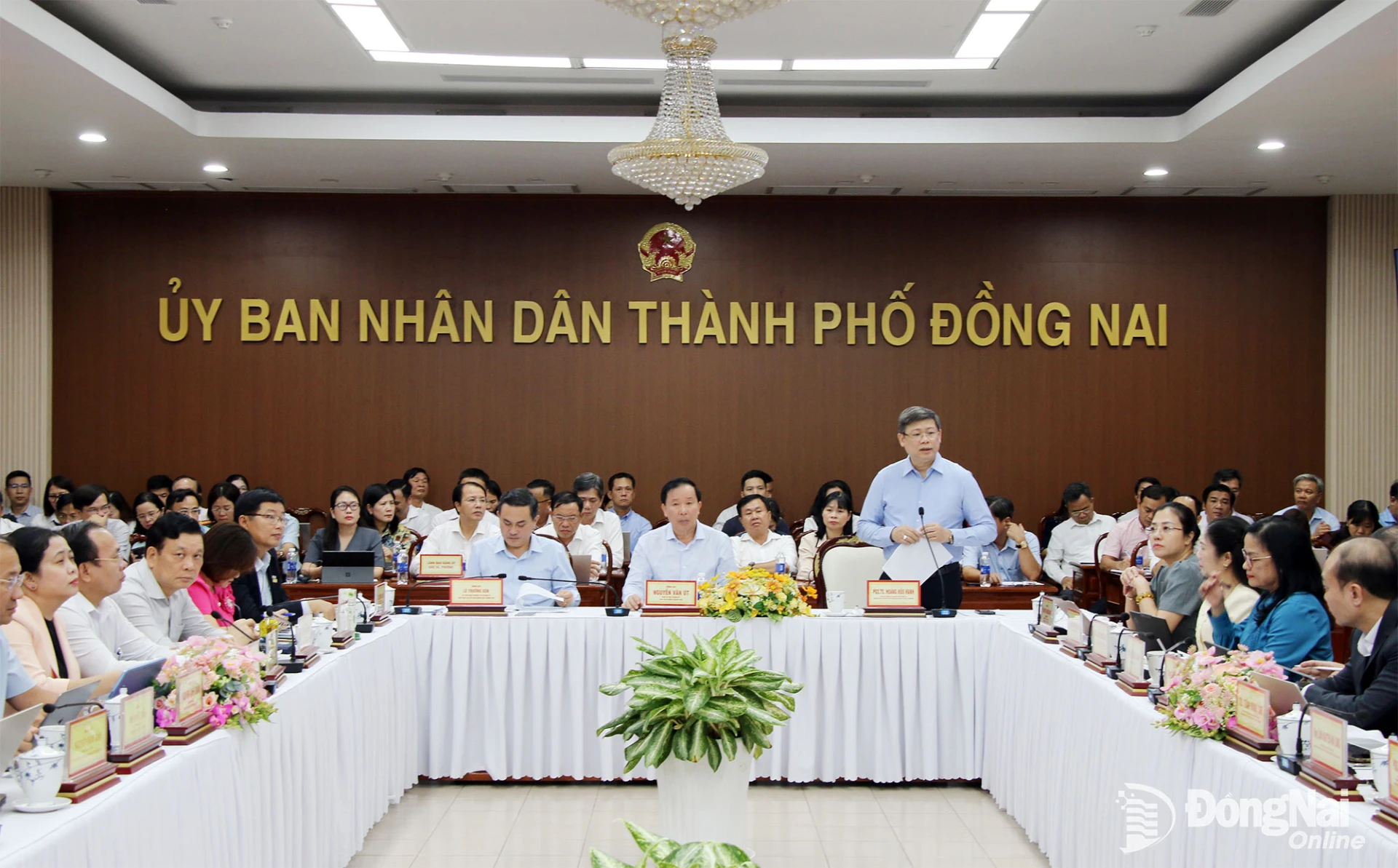 PGS.TS Hoàng Hữu Hạnh, Phó Cục trưởng Cục Chuyển đổi số quốc gia (Bộ Khoa học và Công nghệ) điều phối các nội dung của chương trình tọa đàm. Ảnh: Hải Quân