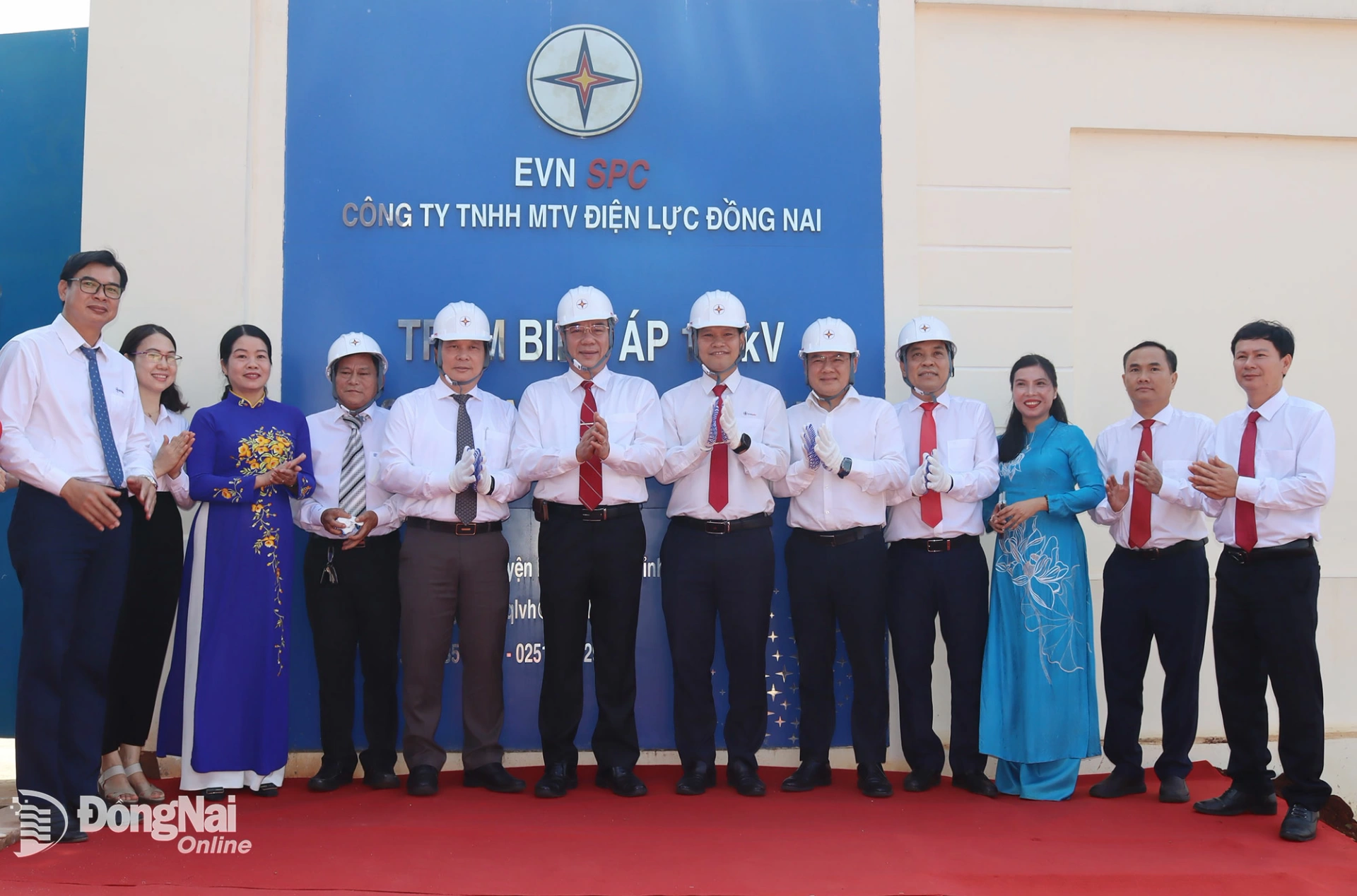 Lãnh đạo các sở, ngành, địa phương và lãnh đạo ngành điện chúc mừng khánh thành công trình. Ảnh: Hoàng Lộc