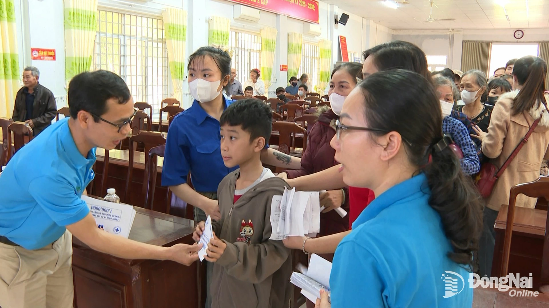 Phó Chủ tịch Công đoàn Công ty cổ phần TKG Taekwang Vina Nguyễn Hữu Quang trao quà cho người dân xã Phú Hòa, tỉnh Đắk Lắk. Ảnh: Văn Đoàn