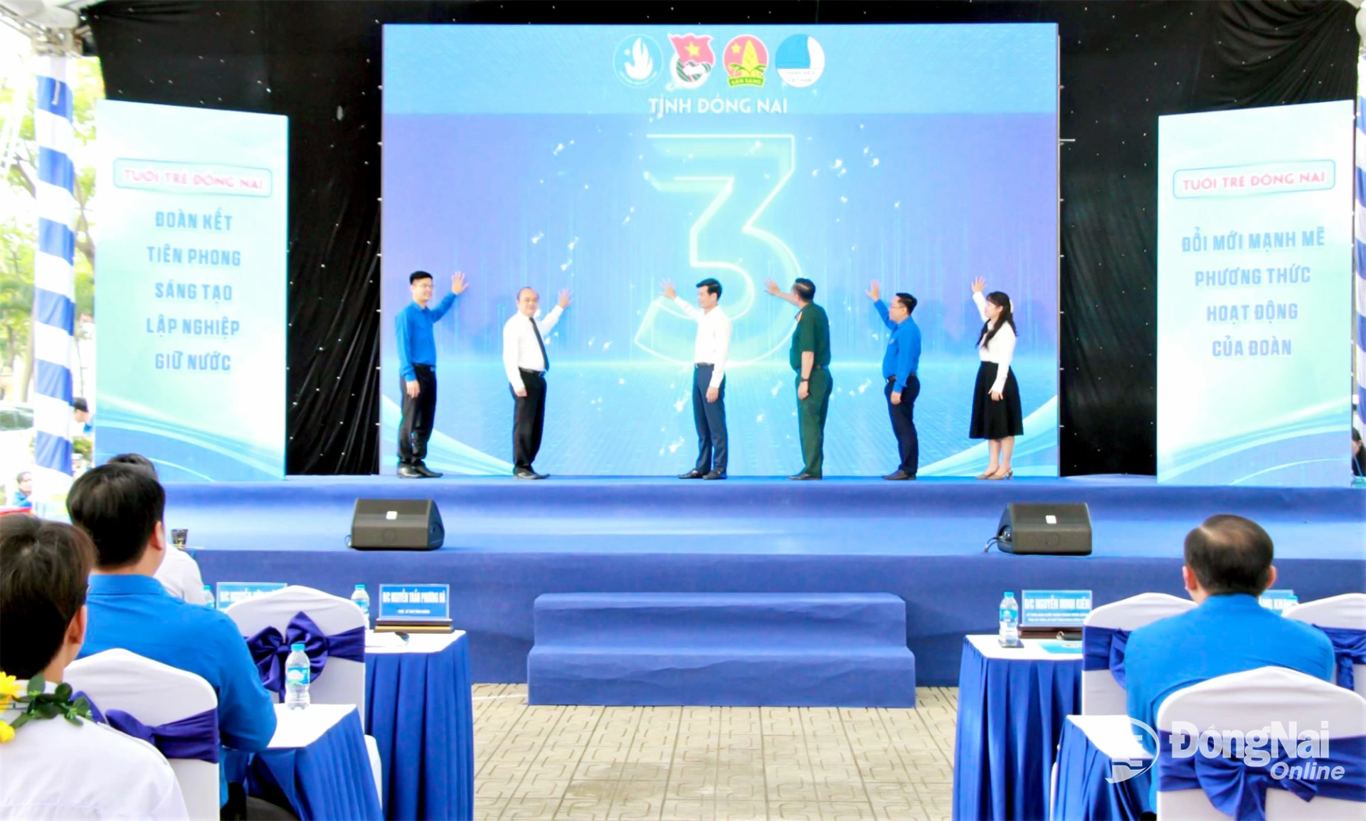 C&aacute;c đại biểu thực hiện nghi thức nhấn n&uacute;t khởi động năm 2026. Ảnh: Nga Sơn