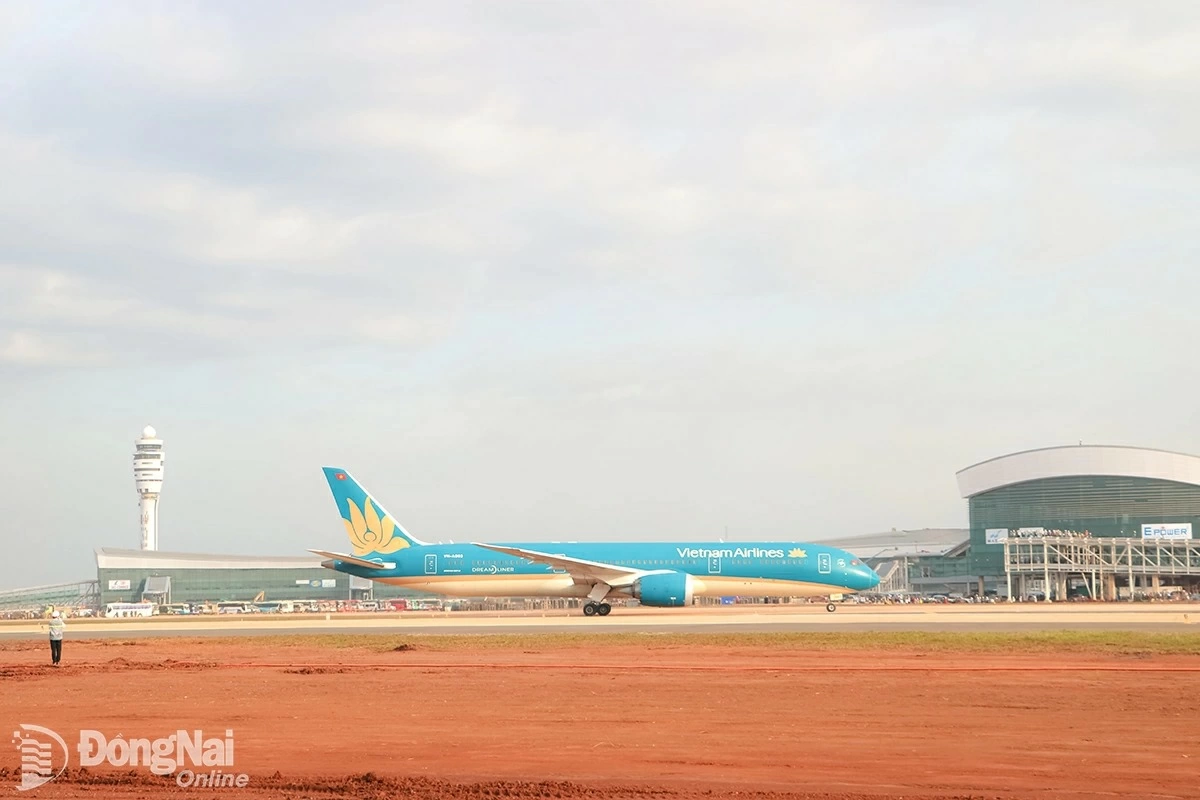 Cận cảnh chiếc máy bay đầu tiên hạ cánh thành công xuống Sân bay Long Thành.