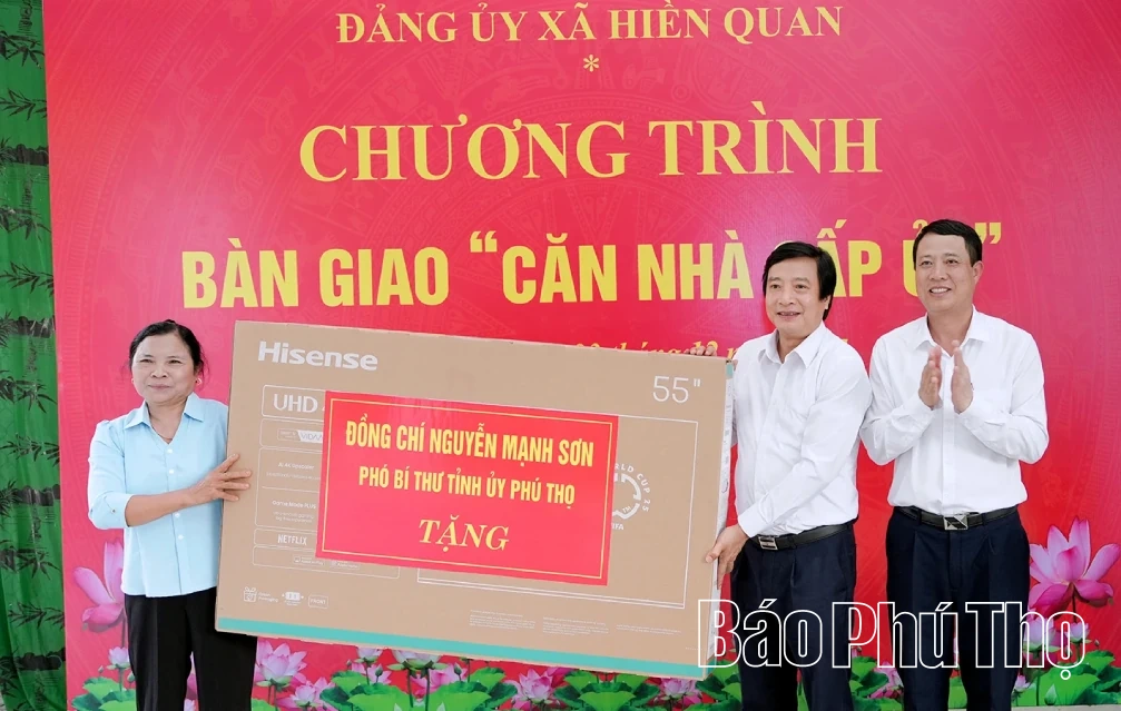 B&agrave;n giao &ldquo;Căn nh&agrave; cấp ủy&rdquo; cho đảng vi&ecirc;n tại x&atilde; Hiền Quan