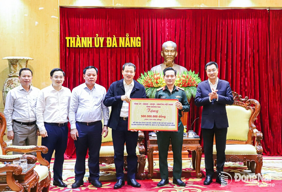 Đồng ch&iacute; Vũ Hồng Văn, B&iacute; thư Tỉnh ủy, Trưởng đo&agrave;n Đại biểu Quốc hội tỉnh Đồng Nai trao 500 triệu đồng hỗ trợ gia đ&igrave;nh chiến sĩ Bộ Chỉ huy Qu&acirc;n sự th&agrave;nh phố Đ&agrave; Nẵng ảnh hưởng bởi thi&ecirc;n tai. Ảnh: Văn H&ugrave;ng