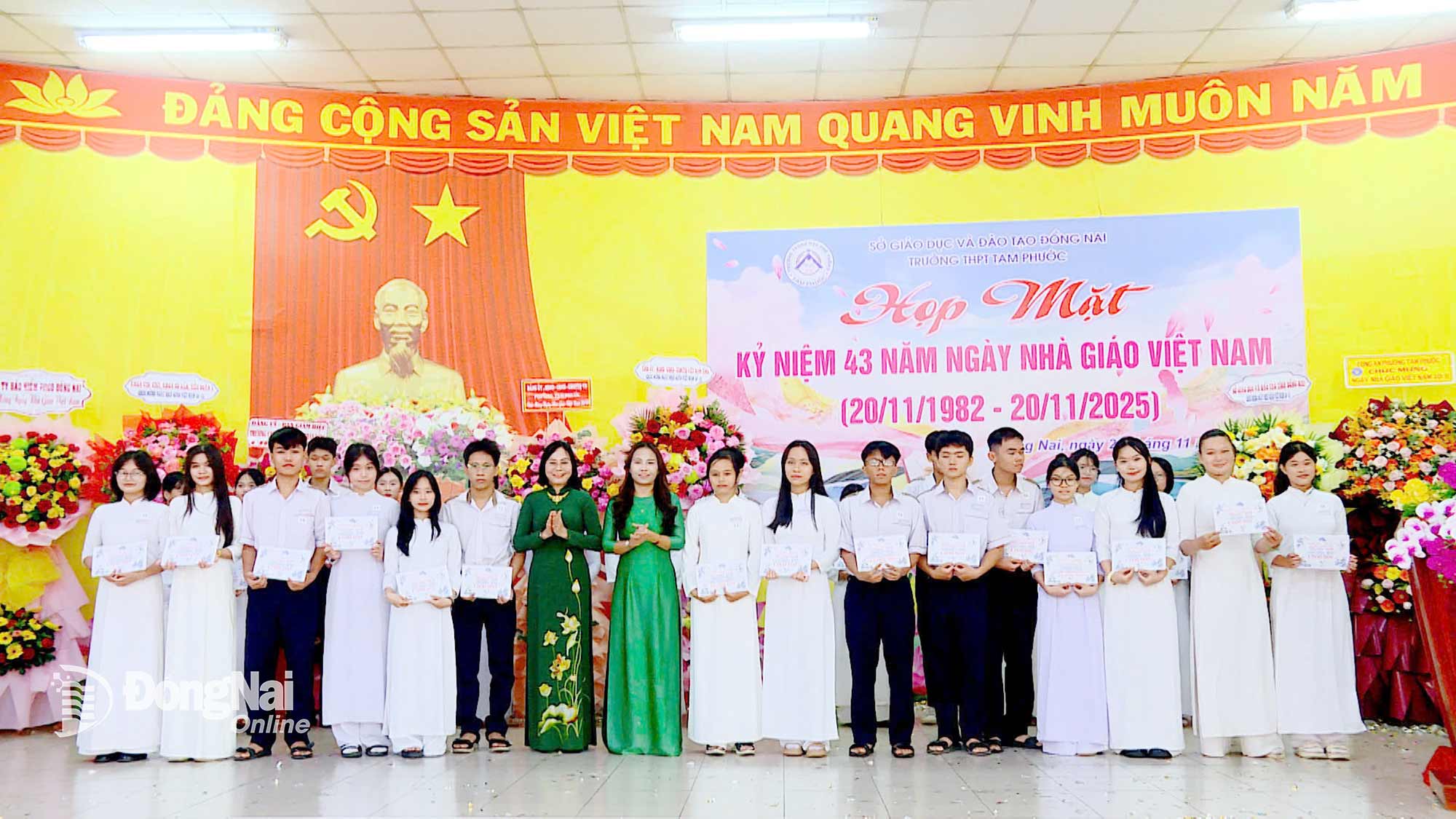 Tỉnh ủy viên, Phó Chủ tịch UBND tỉnh Đồng Nai Nguyễn Thị Hoàng trao học bổng cho các em học sinh vượt khó - học tốt của Trường THPT Tam Phước. Ảnh: Nhất Phương