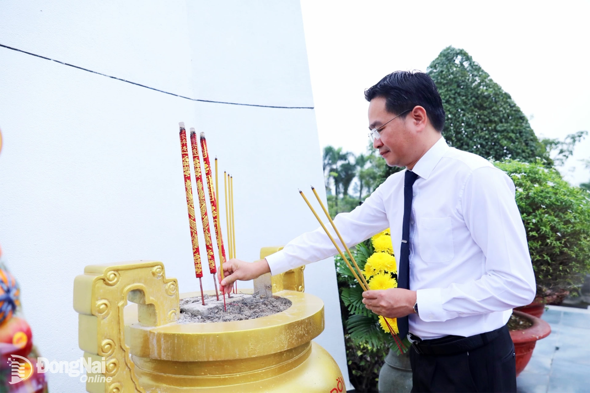 Phó Chủ tịch Hội Nông dân tỉnh Đồng Nai Nguyễn Văn Giang dâng hương tại Nghĩa trang liệt sĩ tỉnh. Ảnh: Huy Anh