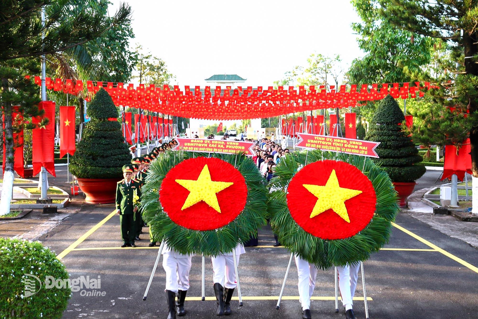 Dâng hoa chuẩn bị lễ viếng. Ảnh: Nguyệt Hà