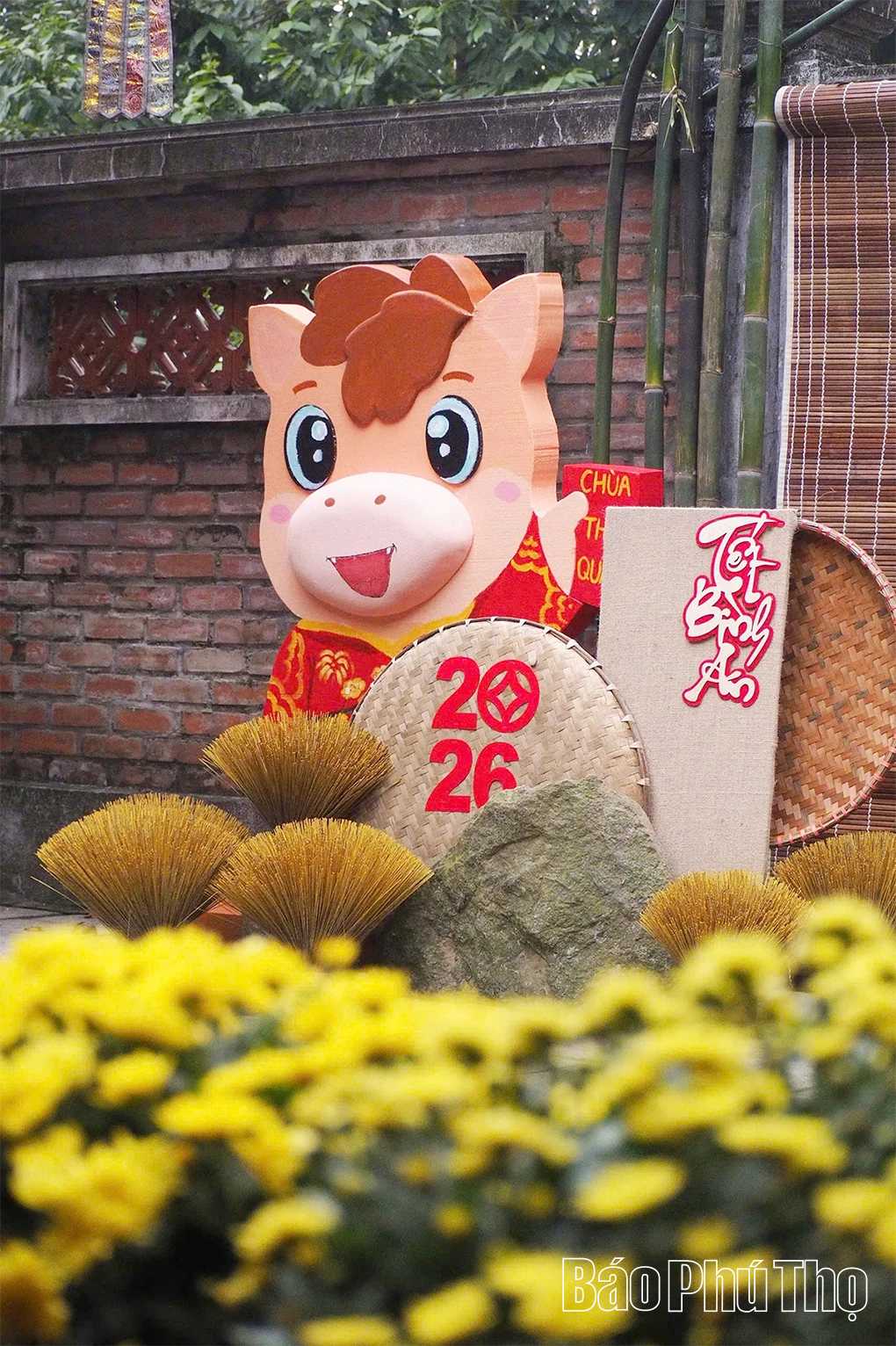 Người dân Phú Thọ rộn ràng du Xuân đầu năm