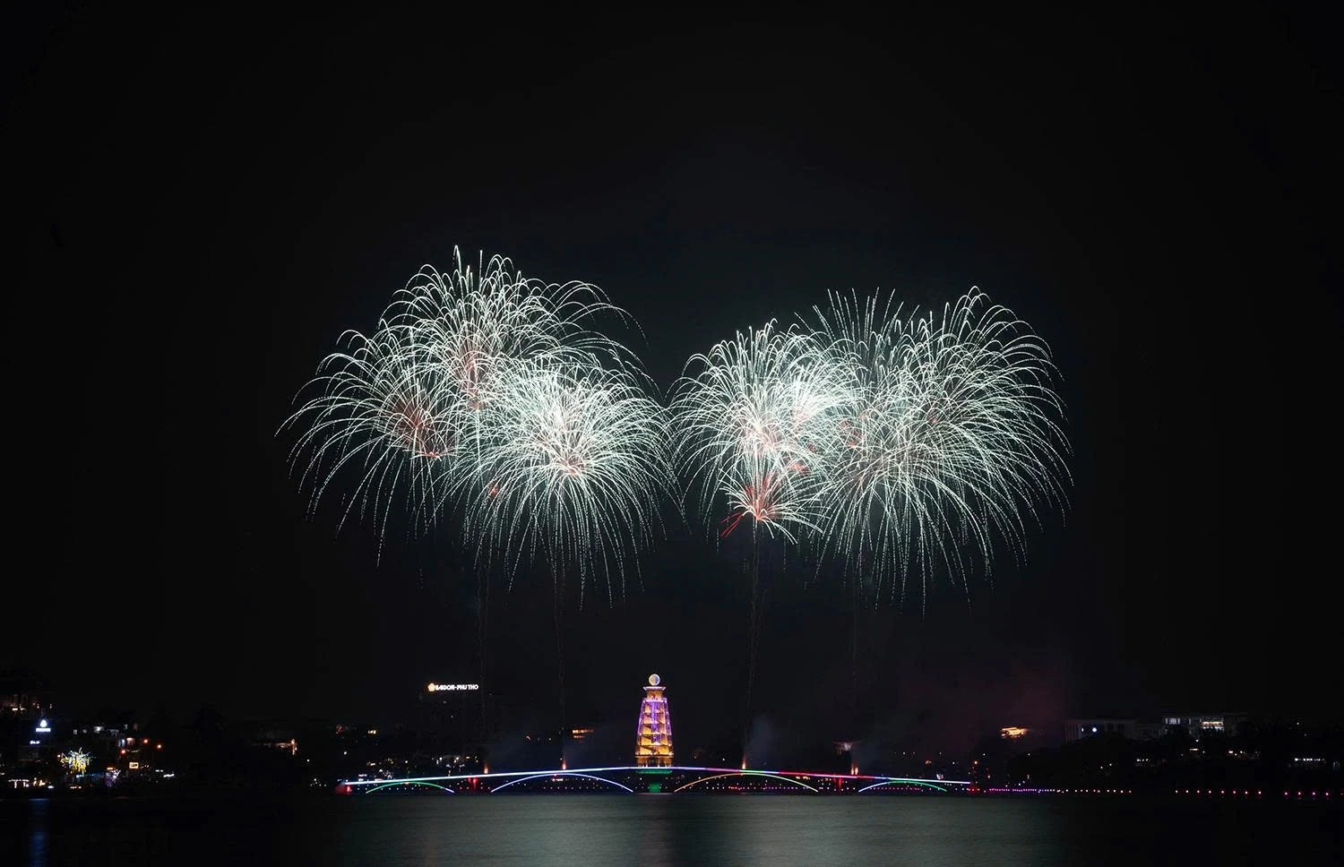 Rực rỡ pháo hoa đón chào năm mới Bính Ngọ 2026