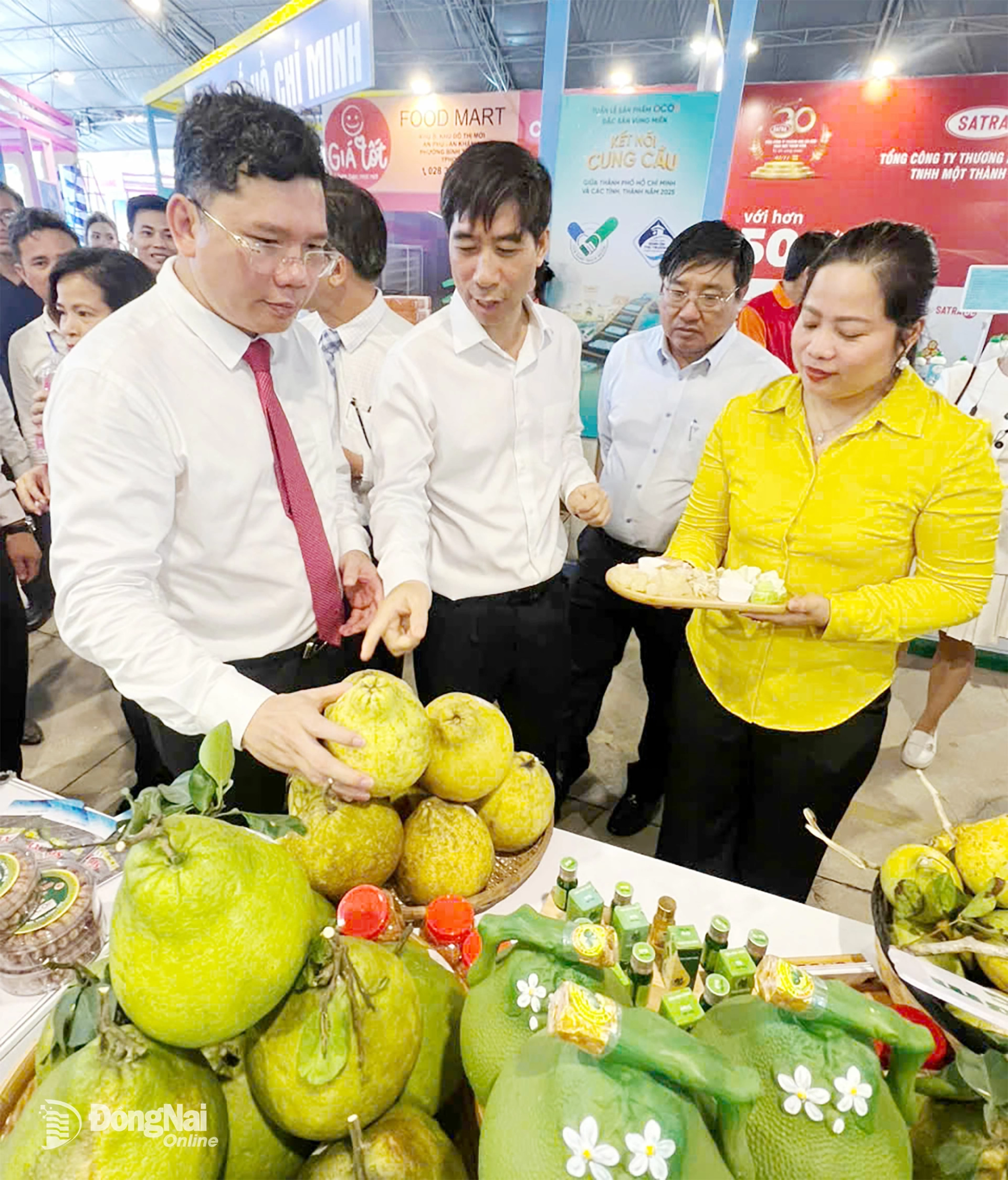 C&aacute;c đại biểu tham quan gian h&agrave;ng giới thiệu, trưng b&agrave;y c&aacute;c sản phẩm OCOP của tỉnh Đồng Nai tại sự kiện. Ảnh: CTV