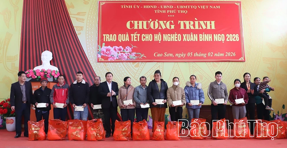 Trao quà Tết tặng gia đình chính sách, hộ nghèo tại các xã Đà Bắc, Cao Sơn, Tân Pheo