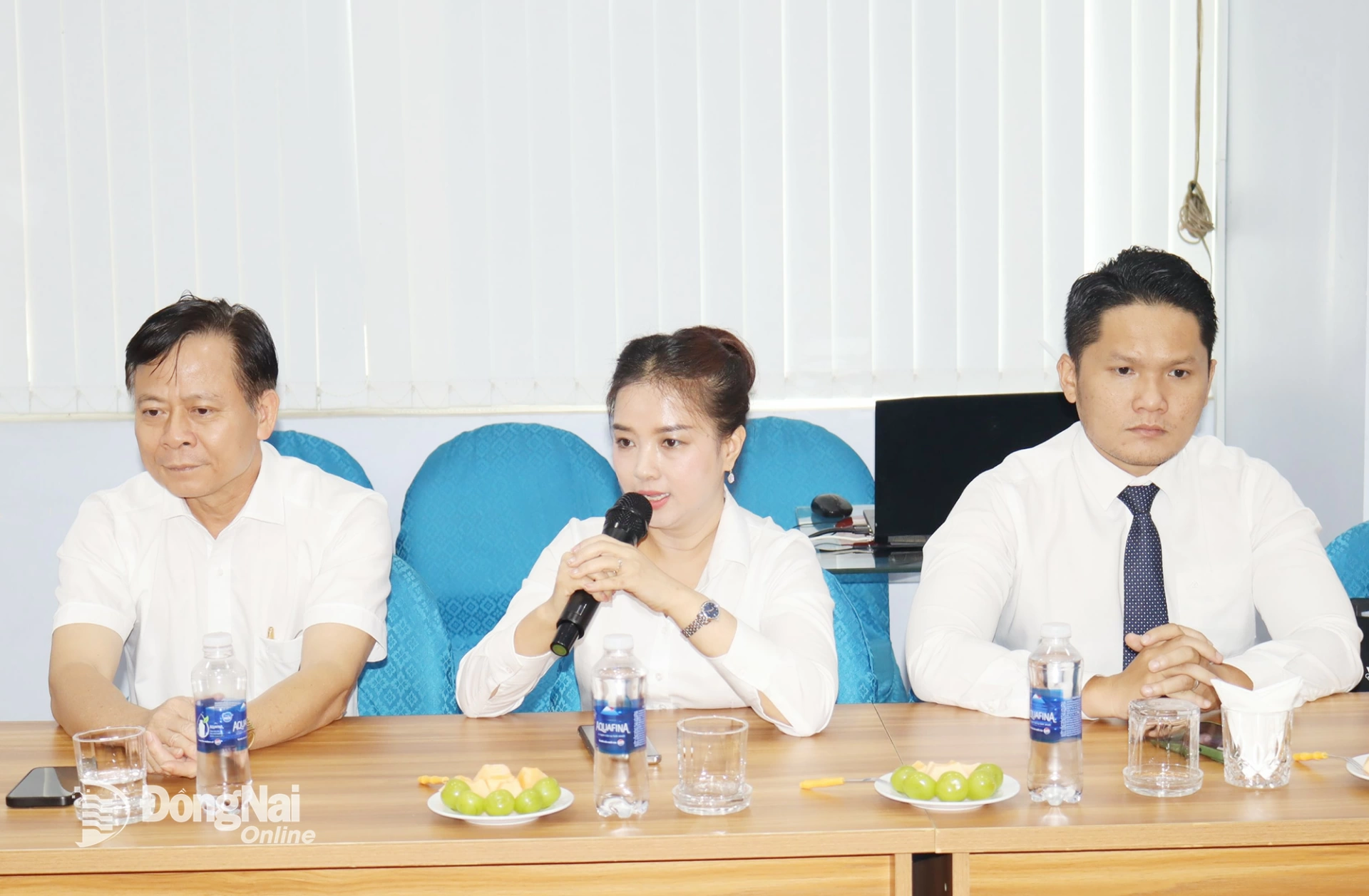 Đại diện Công ty cổ phần Khu công nghiệp Hố Nai trao đổi với đoàn công tác. Ảnh: Hoàng Lộc