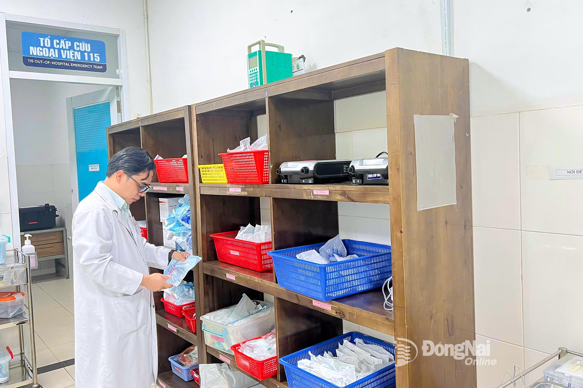 Bác sĩ Bệnh viện Đa khoa Thống Nhất kiểm tra lại thuốc, vật tư mang theo đoàn hỗ trợ. Ảnh: Bích Nhàn