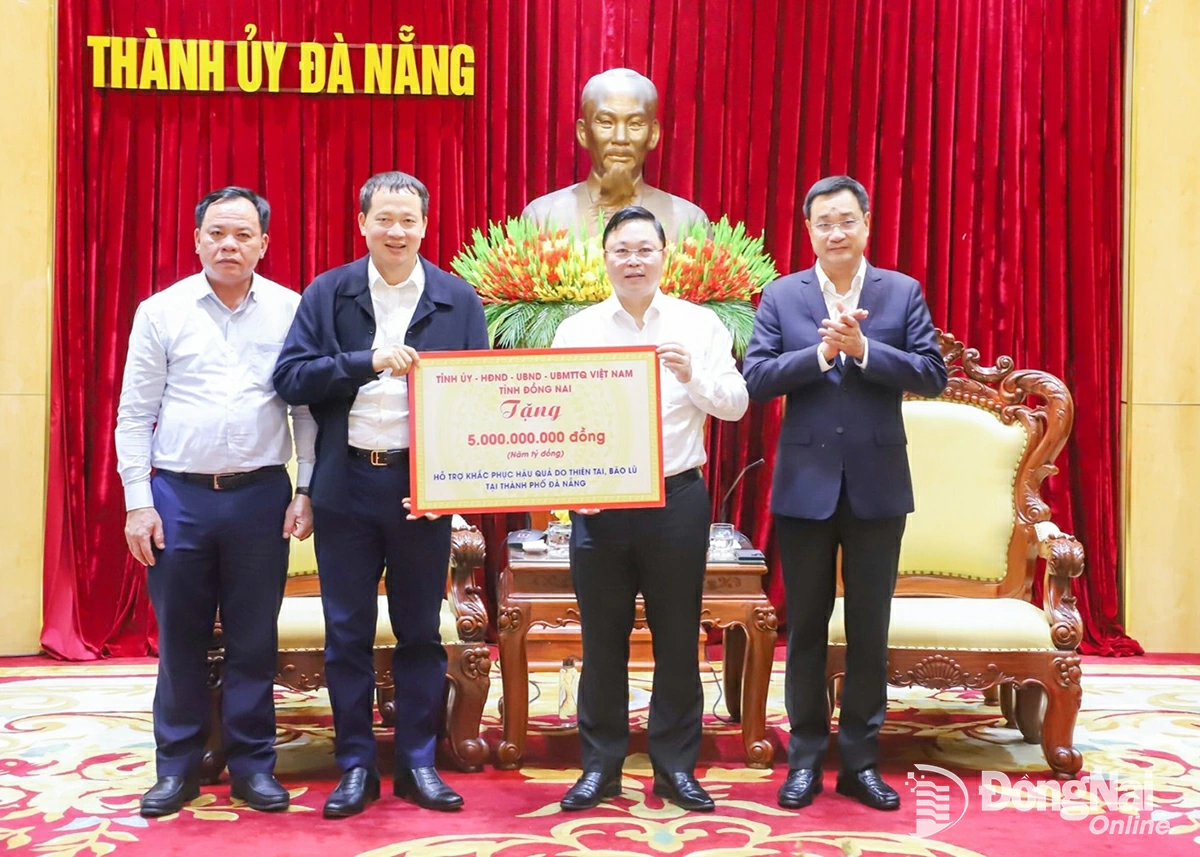 Đồng ch&iacute; Vũ Hồng Văn, B&iacute; thư Tỉnh ủy, Trưởng đo&agrave;n Đại biểu Quốc hội tỉnh Đồng Nai trao 5 tỷ đồng hỗ trợ th&agrave;nh phố Đ&agrave; Nẵng khắc phục hậu quả thi&ecirc;n tai. Ảnh: Văn H&ugrave;ng