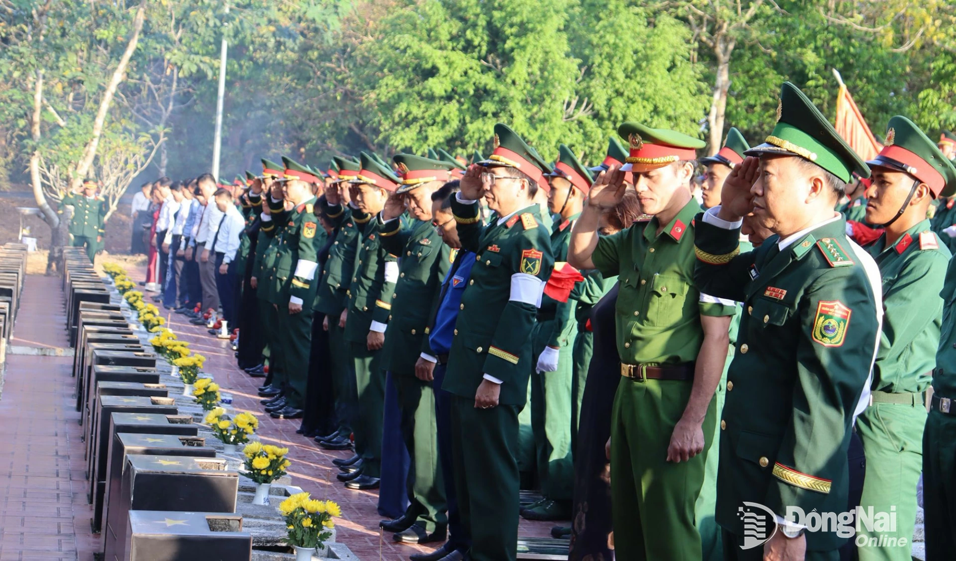 Đại biểu mặc niệm trước hài cốt các liệt sĩ. Ảnh: Nguyệt Hà