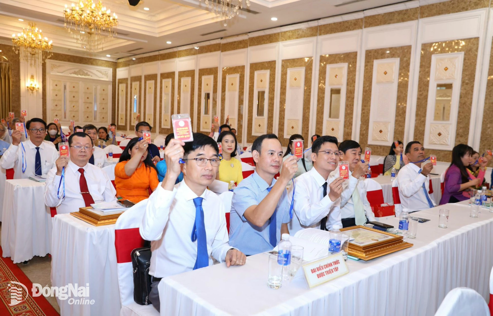 Các đại biểu biểu quyết thông qua nghị quyết đại hội. Ảnh: Huy Anh