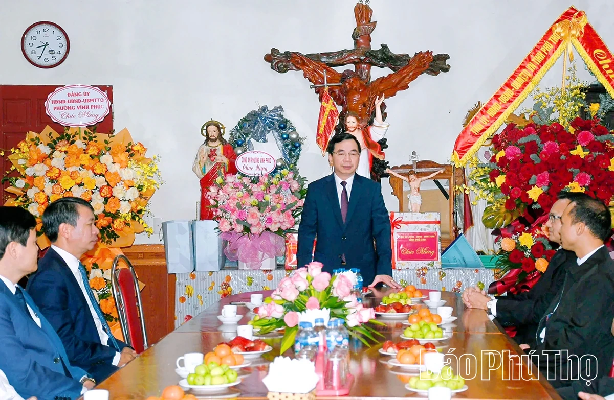 Ph&oacute; B&iacute; thư Tỉnh ủy B&ugrave;i Huy Vĩnh thăm, ch&uacute;c mừng Gi&aacute;o xứ Vĩnh Y&ecirc;n