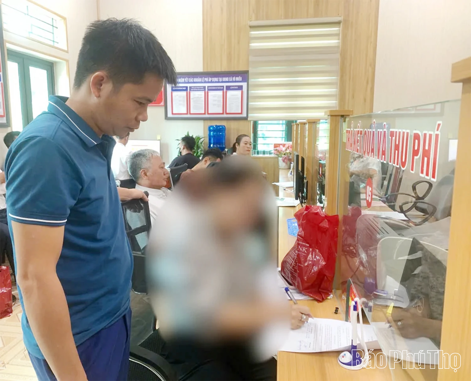 Cán bộ Trung tâm Phục vụ hành chính công xã Võ Miếu nhặt được 400 triệu đồng, trả lại người đánh rơi