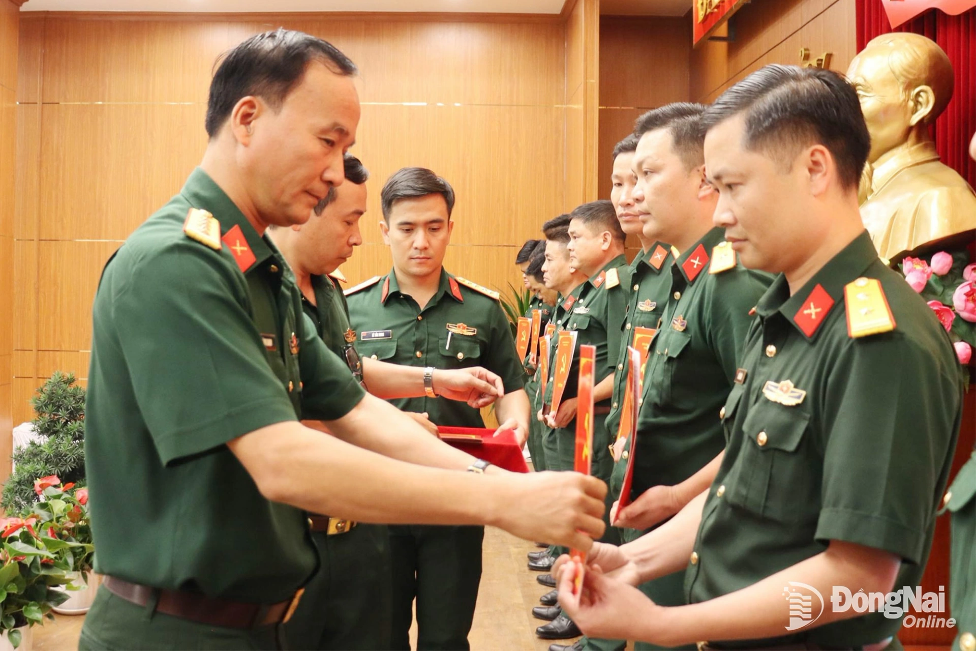 Đại t&aacute; V&otilde; Th&agrave;nh Danh, Ủy vi&ecirc;n Ban Thường vụ Tỉnh ủy, Chỉ huy trưởng Bộ Chỉ huy Qu&acirc;n sự tỉnh trao quyết định cho sĩ quan ch&iacute;nh quy giữ chức chỉ huy trưởng ban chỉ huy qu&acirc;n sự cấp x&atilde;. Ảnh: Nguyệt H&agrave;