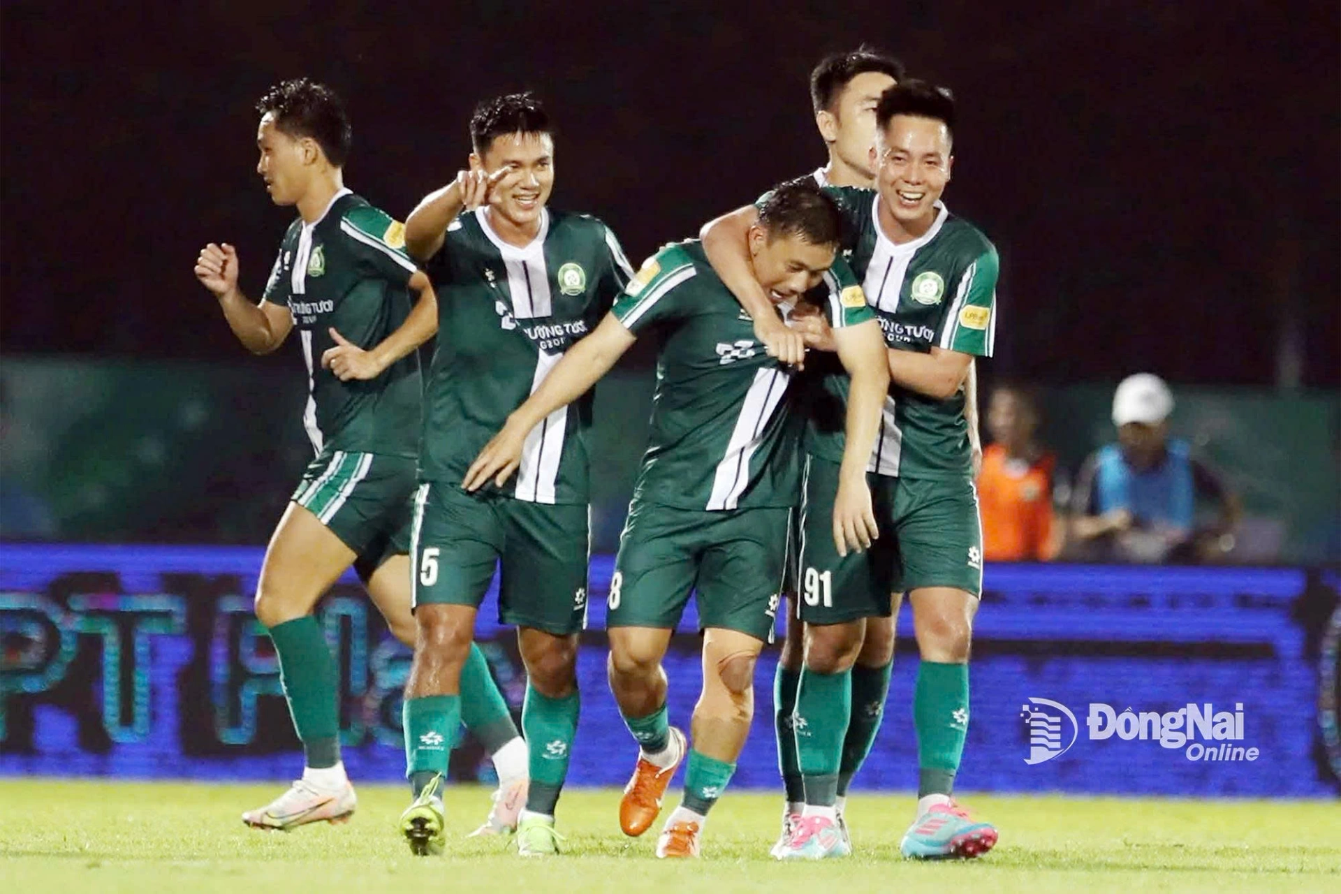 Minh Vương được các đồng đội chia vui sau pha đá phạt đẳng cấp nâng tỷ số lên 2-1 cho Trường Tươi Đồng Nai. Ảnh: Như Nam