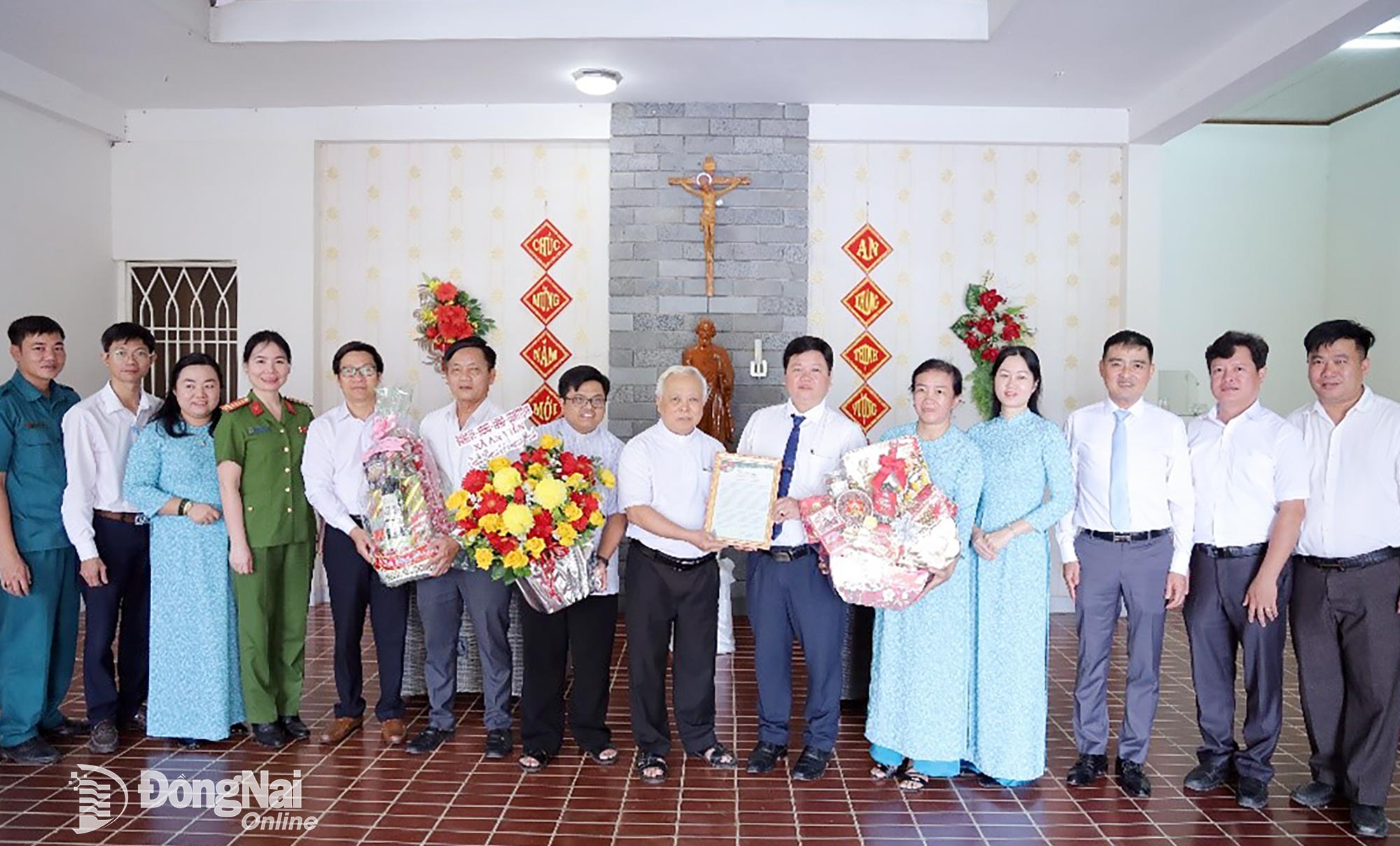 Đo&agrave;n l&atilde;nh đạo x&atilde; An Viễn thăm, ch&uacute;c mừng Gi&aacute;ng sinh tại c&aacute;c gi&aacute;o xứ. Ảnh: Thu Bồn    