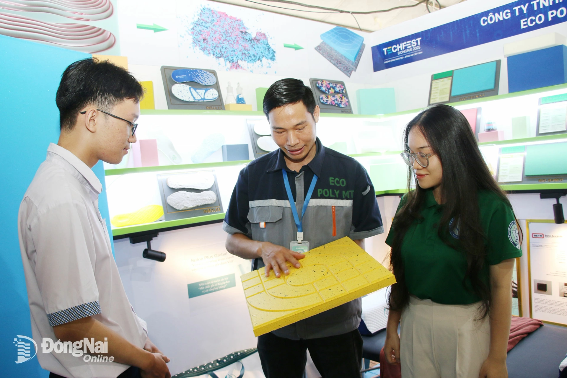 Đại diện C&ocirc;ng ty TNHH Chất dẻo th&acirc;n thiện (Eco Polymers) ở Khu c&ocirc;ng nghiệp Hố Nai giới thiệu c&aacute;c sản phẩm vật liệu th&acirc;n thiện với m&ocirc;i trường của c&ocirc;ng ty tại Triển l&atilde;m Khoa học v&agrave; c&ocirc;ng nghệ ở Techfest Dong Nai 2025. Ảnh: Hải Qu&acirc;n