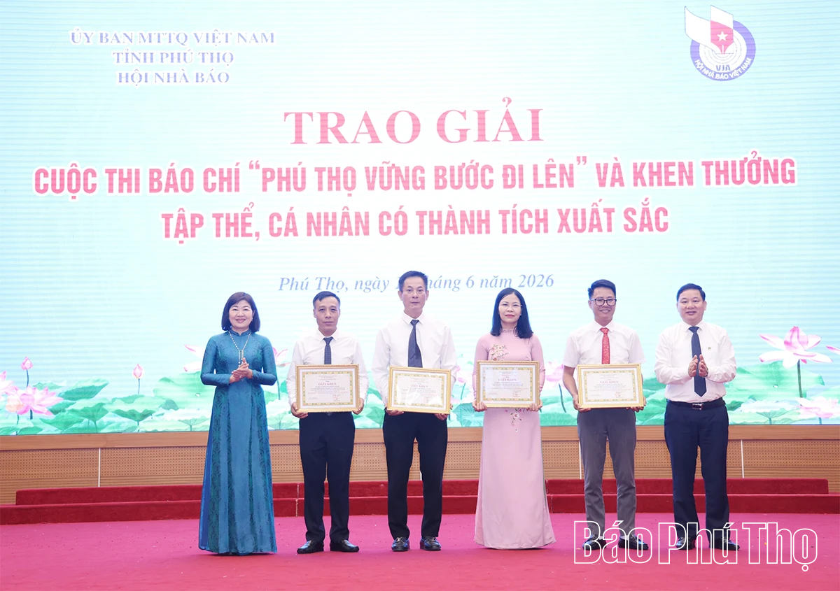 Trao giải cuộc thi báo chí “Phú Thọ vững bước đi lên” và khen thưởng tập thể, cá nhân có thành tích xuất sắc