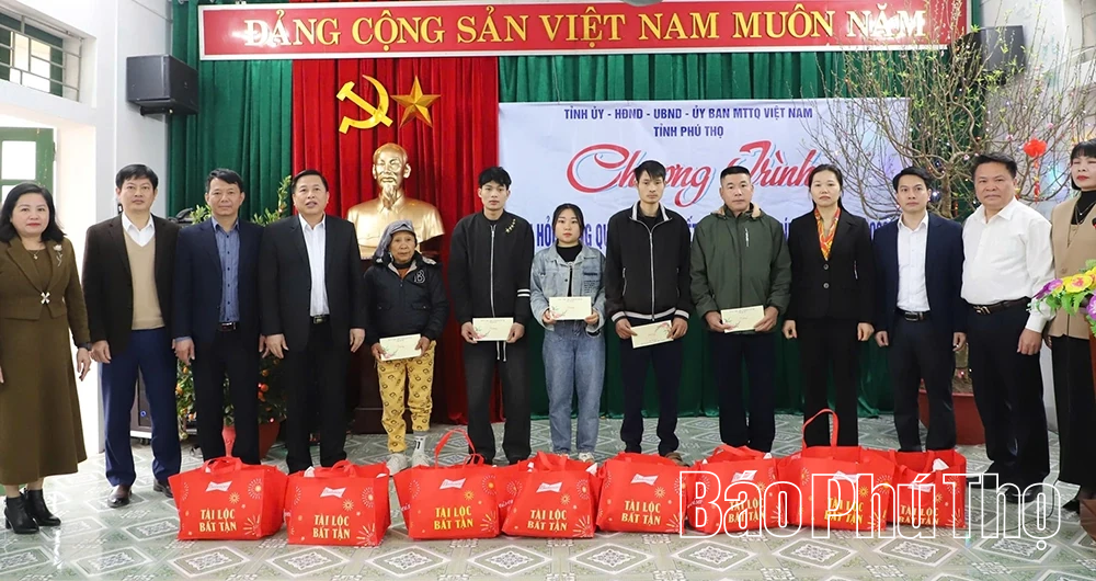 Trao quà Tết tặng gia đình chính sách, hộ nghèo tại các xã Đà Bắc, Cao Sơn, Tân Pheo