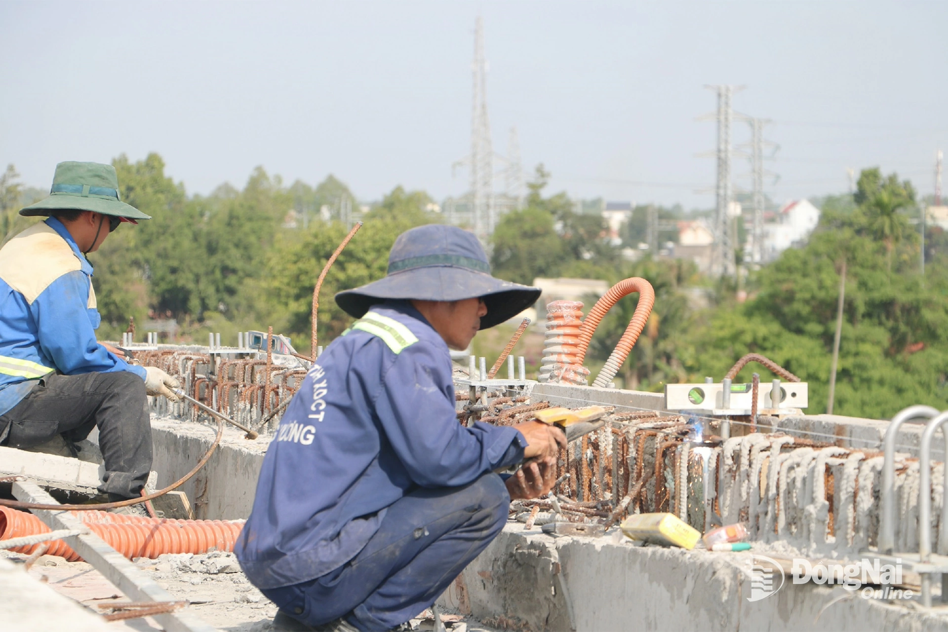 C&ocirc;ng nh&acirc;n thi c&ocirc;ng ho&agrave;n thiện c&ocirc;ng tr&igrave;nh cầu Thống Nhất thuộc Dự &aacute;n Đường trục trung t&acirc;m Bi&ecirc;n H&ograve;a    