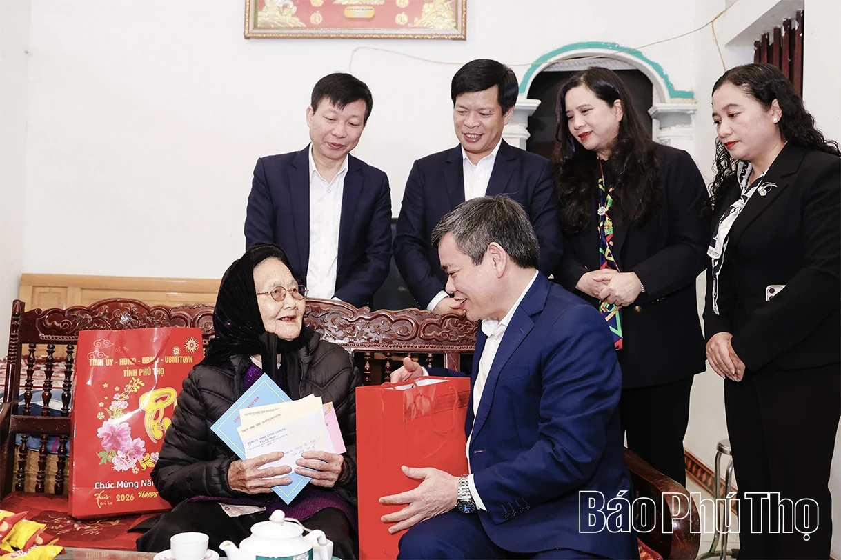 Ph&oacute; B&iacute; thư Tỉnh ủy Nguyễn Mạnh Sơn thăm, tặng qu&agrave; Tết người c&oacute; c&ocirc;ng tại x&atilde; L&acirc;m Thao