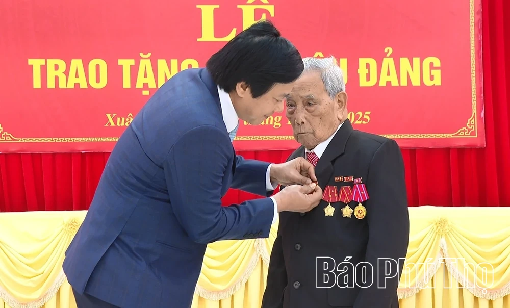 Đồng ch&iacute; Nguyễn Mạnh Sơn, Ph&oacute; B&iacute; thư Tỉnh ủy trao H uy hiệu 80 năm tuổi Đảng cho đảng vi&ecirc;n Đinh Trung Vi&ecirc;n