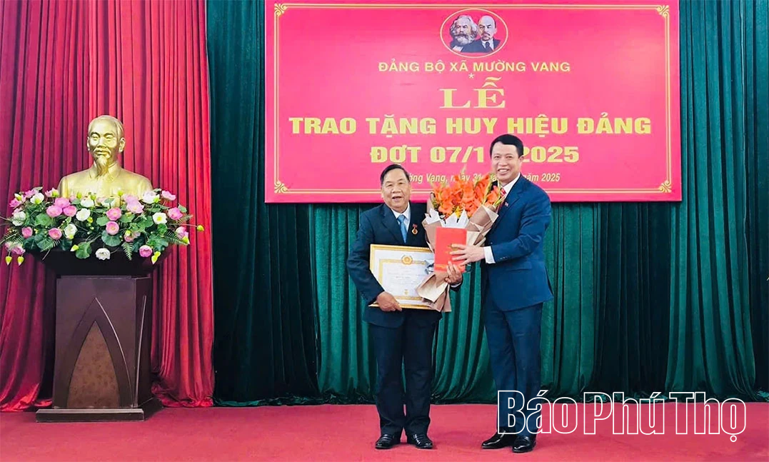 Trao Huy hiệu 50 năm tuổi Đảng cho đảng viên