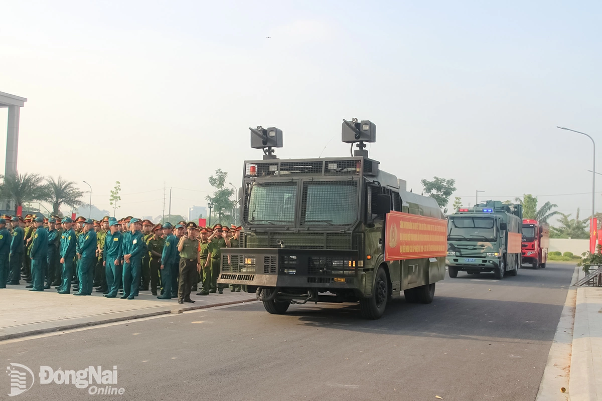 Sau buổi lễ, các lực lượng nghiệp vụ Công an tỉnh Đồng Nai tổ chức diễu hành, biểu dương lực lượng trên một số tuyến đường. Ảnh: Trần Danh