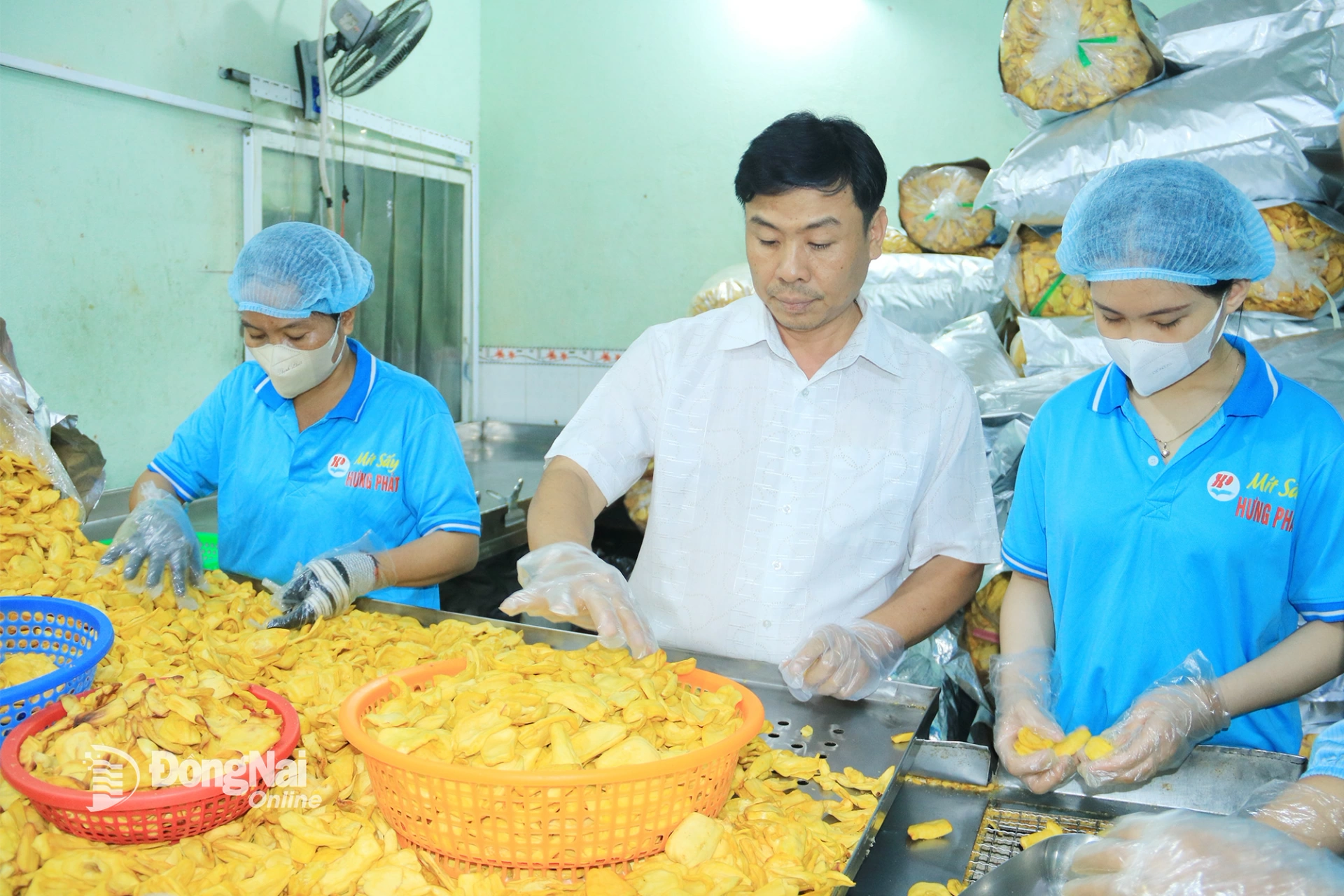 Sản xuất tại một doanh nghiệp trên địa bàn phường Long Khánh. Ảnh: Trần Thể