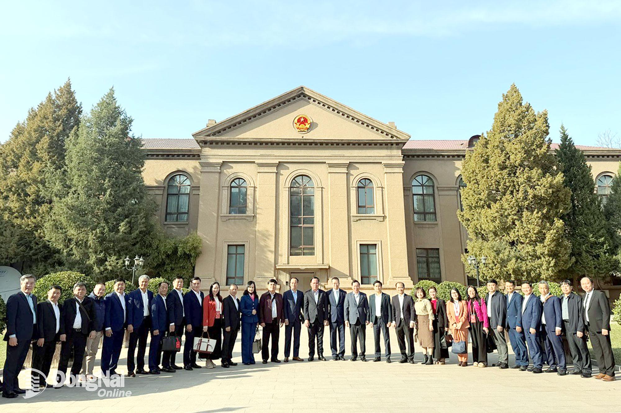 Đoàn công tác tỉnh Đồng Nai tại Đại sứ quán Việt Nam tại Trung Quốc. Ảnh: Ngọc Hòa