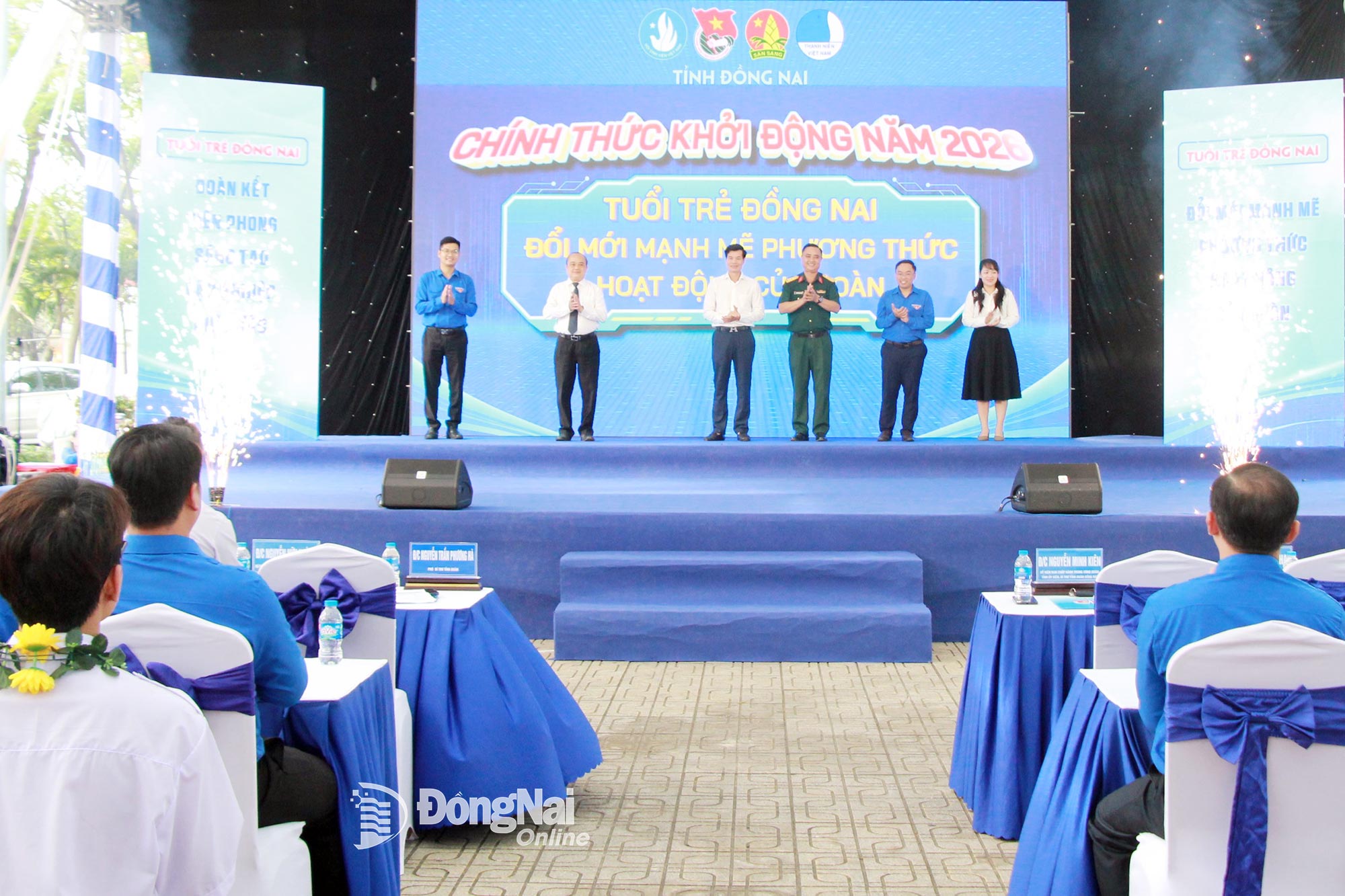 C&aacute;c đại biểu thực hiện nghi thức bấm n&uacute;t khởi động năm 2026 nhằm thể hiện quyết t&acirc;m tạo đột ph&aacute; trong c&ocirc;ng t&aacute;c Đo&agrave;n v&agrave; Phong tr&agrave;o Thanh thiếu nhi năm 2026. Ảnh: Nga Sơn