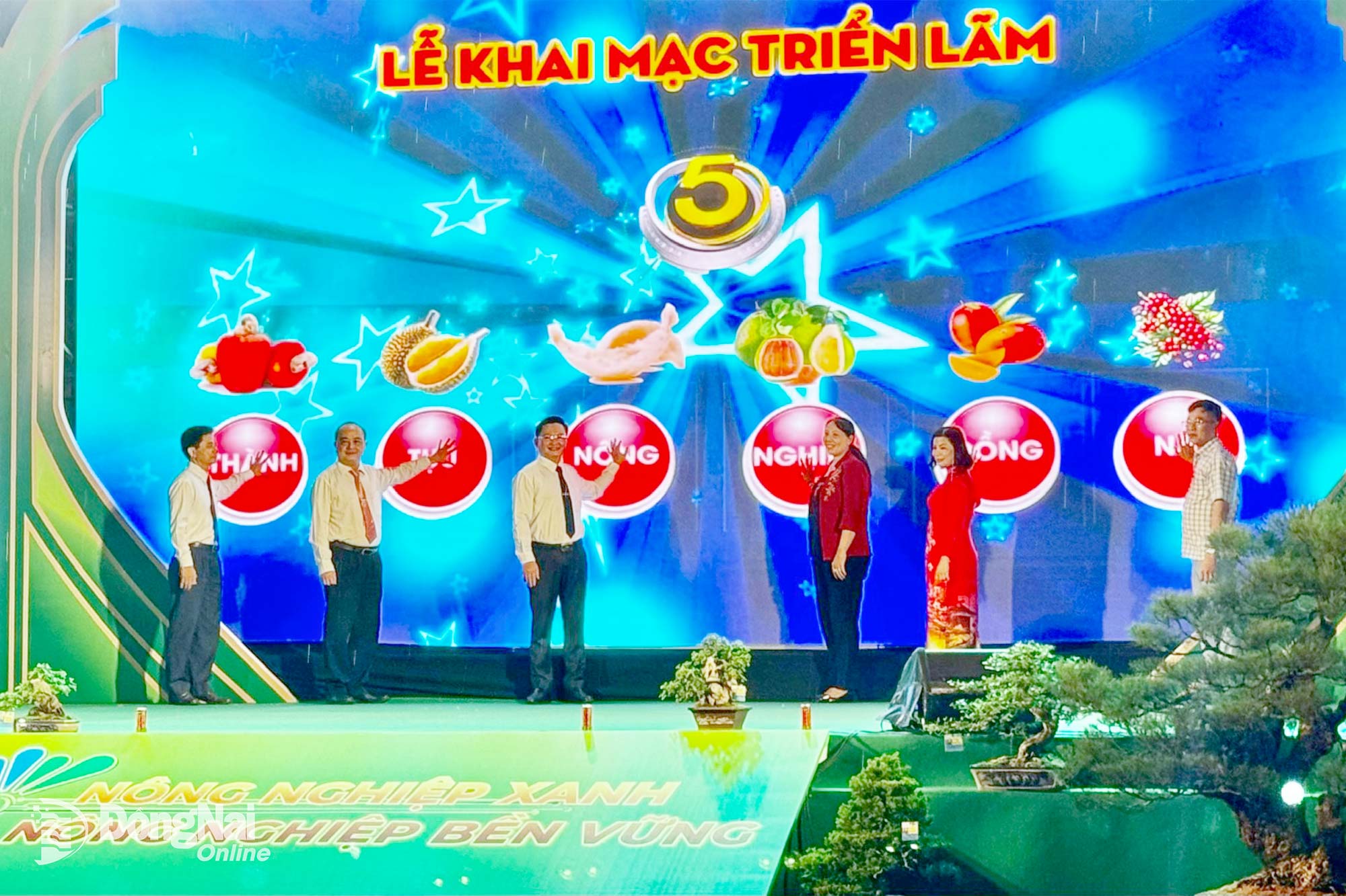 Các đại biểu thực hiện nghi thức bấm nút khai mạc triển lãm. Ảnh: B.Nguyên