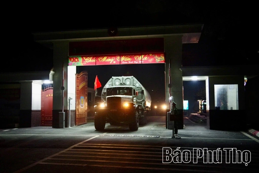 Gấp rút bắc cầu phao qua sông Lô trong ngày 28 Tết