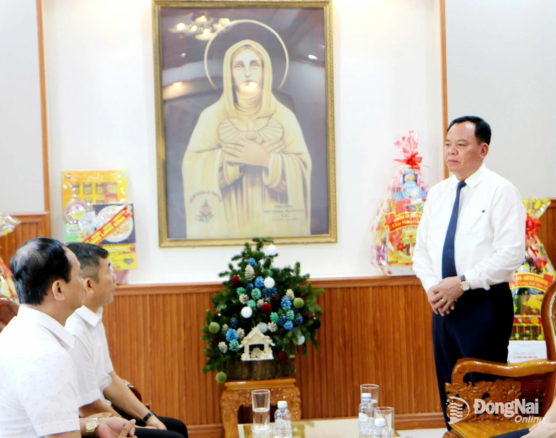 Đồng ch&iacute; V&otilde; Tấn Đức, Ph&oacute; B&iacute; thư Tỉnh ủy Đồng Nai ch&uacute;c mừng Gi&aacute;ng sinh năm 2025 đến D&ograve;ng Trợ thế Th&aacute;nh&nbsp;Gioan Thi&ecirc;n Ch&uacute;a. Ảnh: Văn Truy&ecirc;n  