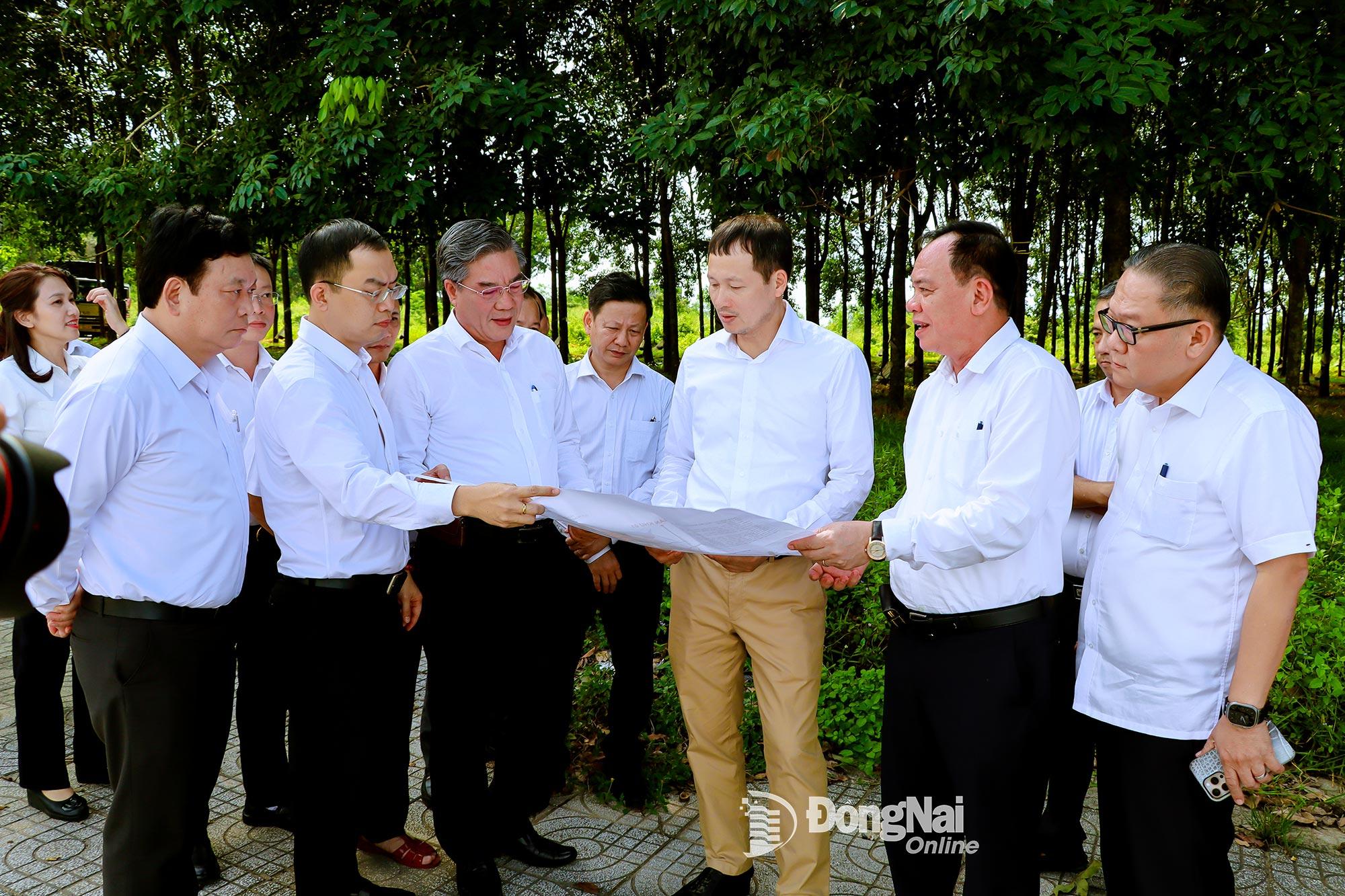 Các đồng chí: Vũ Hồng Văn (thứ 3, từ phải qua), Bí thư Tỉnh ủy, Trưởng đoàn Đại biểu Quốc hội tỉnh; Võ Tấn Đức (thứ 2, từ phải qua), Phó Bí thư Tỉnh ủy, Chủ tịch UBND tỉnh, cùng các đồng chí lãnh đạo tỉnh Đồng Nai trực tiếp khảo sát thực địa quy hoạch đô thị sân bay vùng phụ cận Cảng hàng không quốc tế Long Thành.