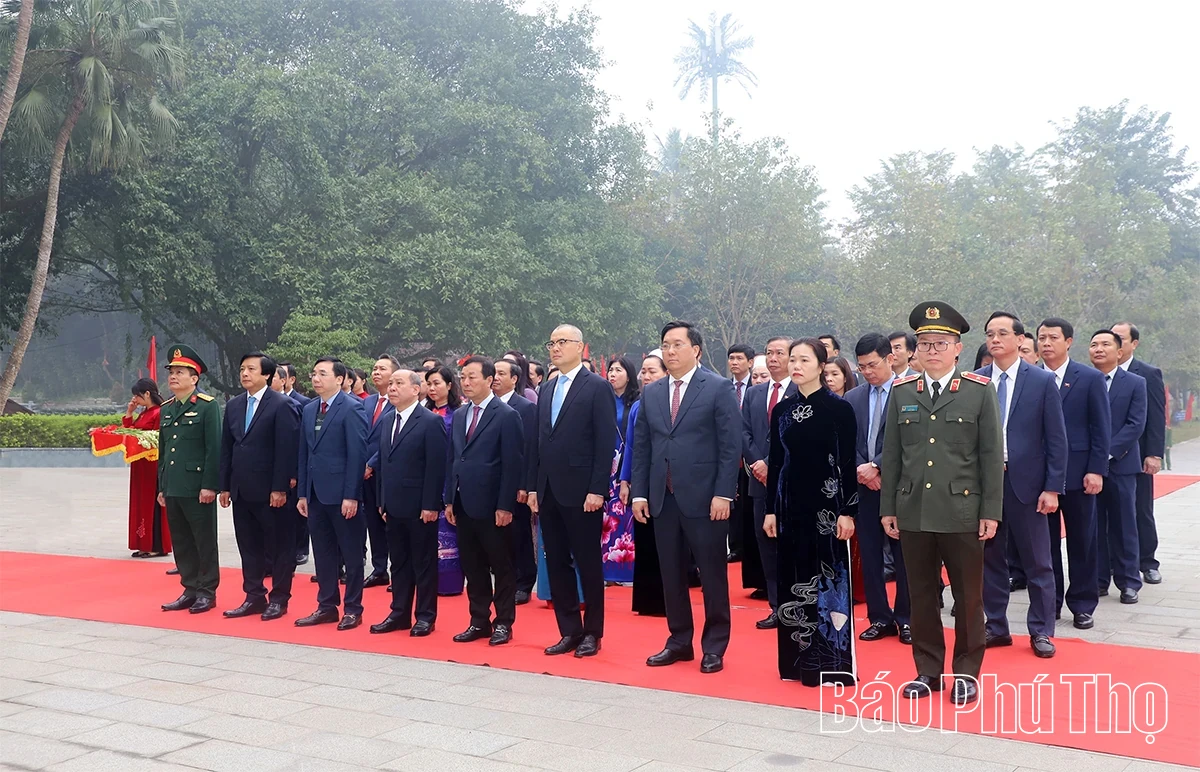 Đo&agrave;n đại biểu Đảng bộ tỉnh Ph&uacute; Thọ d&acirc;ng hương tưởng niệm c&aacute;c Vua H&ugrave;ng trước thềm Đại hội XIV của Đảng