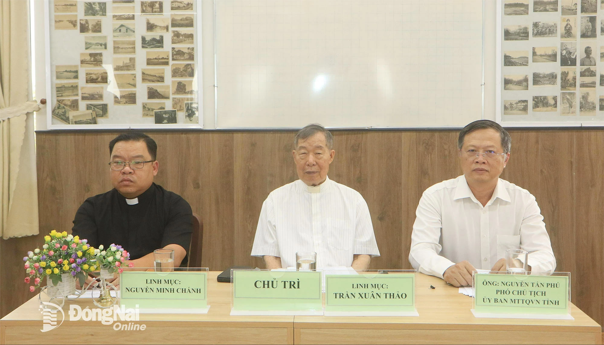 Phó Chủ tịch Ủy ban MTTQ Việt Nam tỉnh Đồng Nai Nguyễn Tấn Phú; Linh mục Trần Xuân Thảo, Phó Chủ tịch Ủy ban Đoàn kết Công giáo Việt Nam, Chủ tịch Ủy ban Đoàn kết Công giáo Việt Nam tỉnh Đồng Nai và Linh mục Nguyễn Minh Chánh, nguyên Chủ tịch Ủy ban Đoàn kết Công giáo tỉnh Bình Phước điều hành hội nghị. Ảnh: Văn Truyên