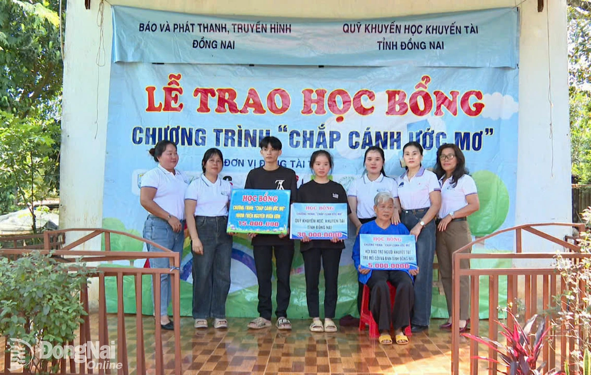 Mỗi v&ograve;ng tay y&ecirc;u thương, mỗi suất học bổng &acirc;n t&igrave;nh đ&atilde; thắp l&ecirc;n ngọn lửa niềm tin, soi s&aacute;ng con đường đến trường của hai anh em d&acirc;n tộc T&agrave;y. Ảnh: Ph&uacute; Q&uacute;y