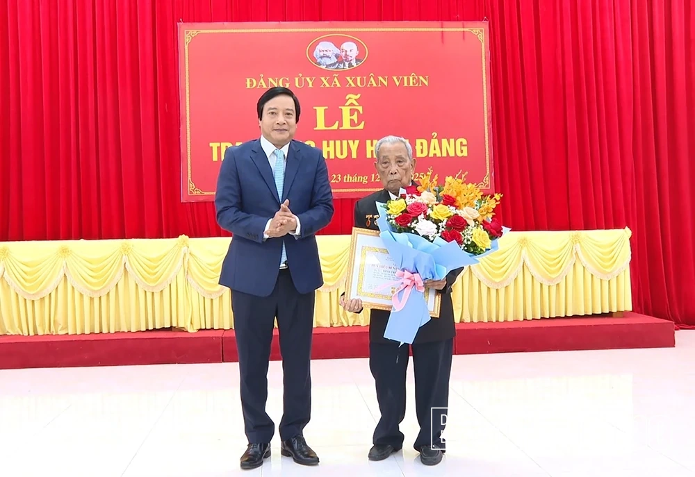 Đồng ch&iacute; Nguyễn Mạnh Sơn, Ph&oacute; B&iacute; thư Tỉnh ủy trao H uy hiệu 80 năm tuổi Đảng cho đảng vi&ecirc;n Đinh Trung Vi&ecirc;n