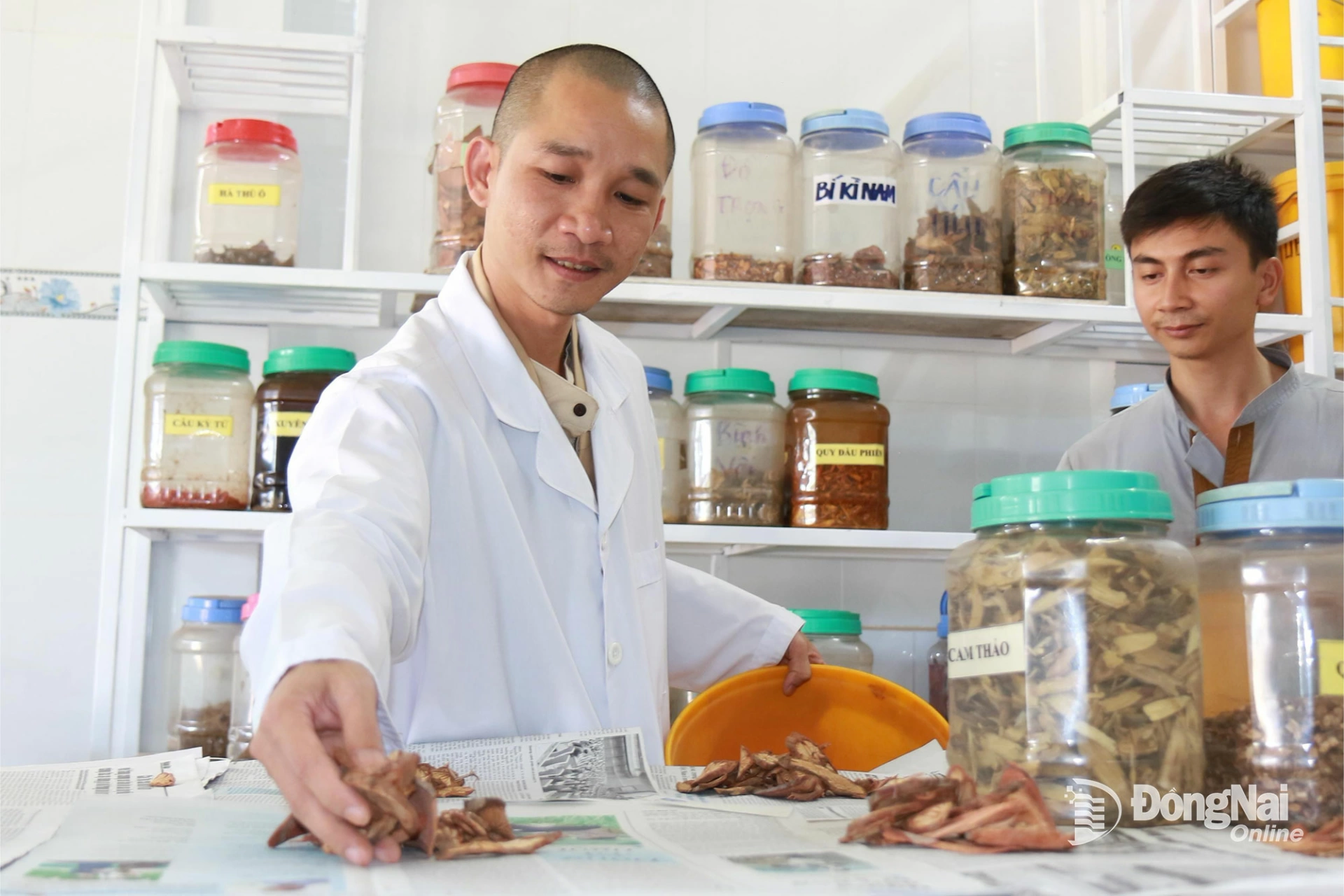 Hoạt động bốc thuốc cho bệnh nhân tại Phòng Chẩn trị Đông y từ thiện tịnh xá Ngọc Uyển (phường Biên Hòa). Ảnh: Văn Truyên