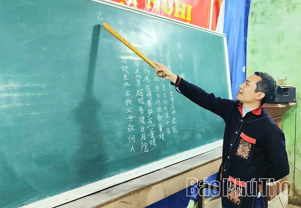 Giữ g&igrave;n chữ viết của người Dao Quần Chẹt